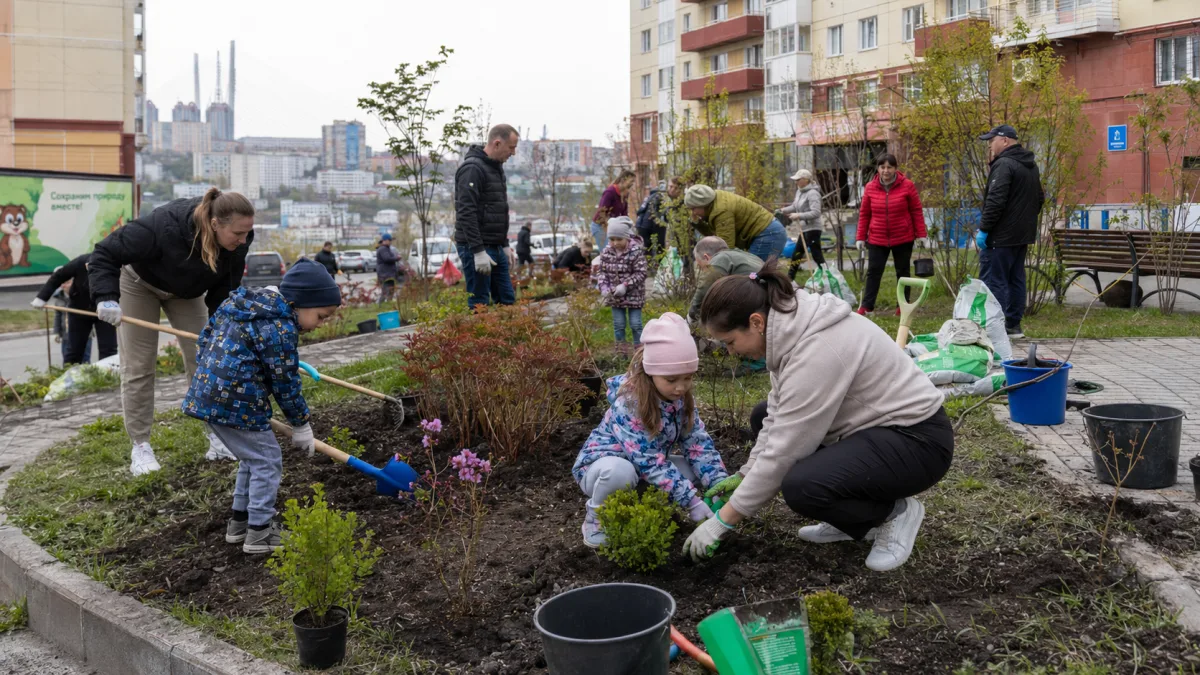 Жители Владивостока завершили благоустройство «Семейной аллеи»
